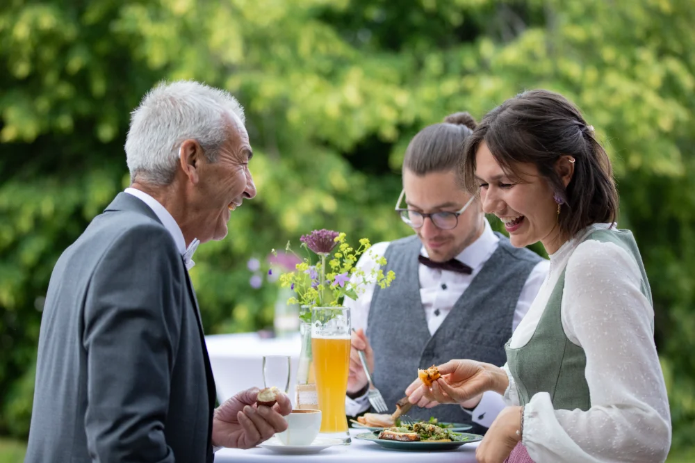 Familie Gruber an einem Hochzeitstisch