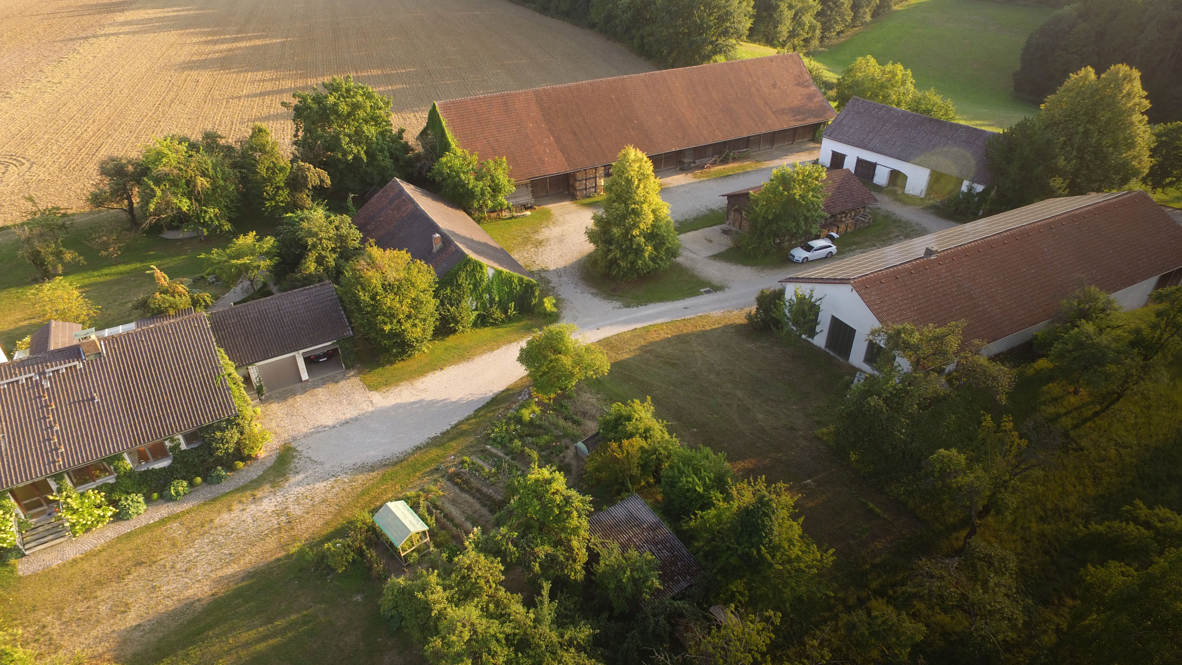 Panorama-Drohnenaufnahme des Hofs