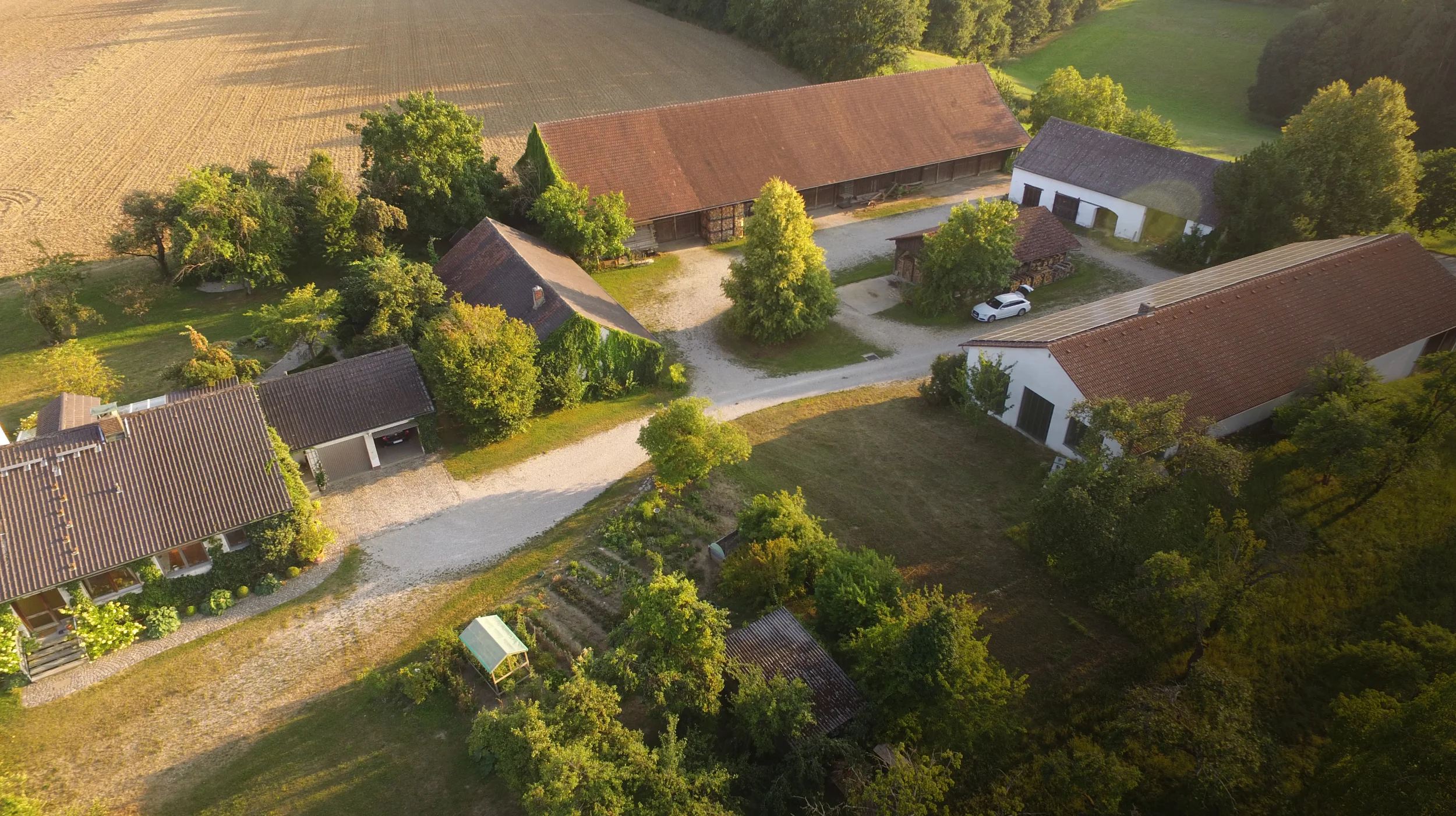 Panorama-Drohnenaufnahme des Hofs